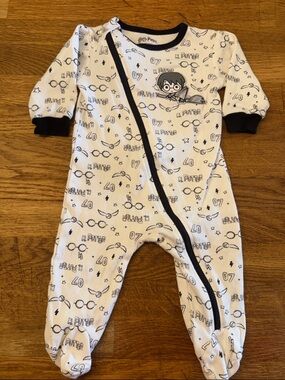 Warner Bros. White & Black Harry Potter Footed One-Piece